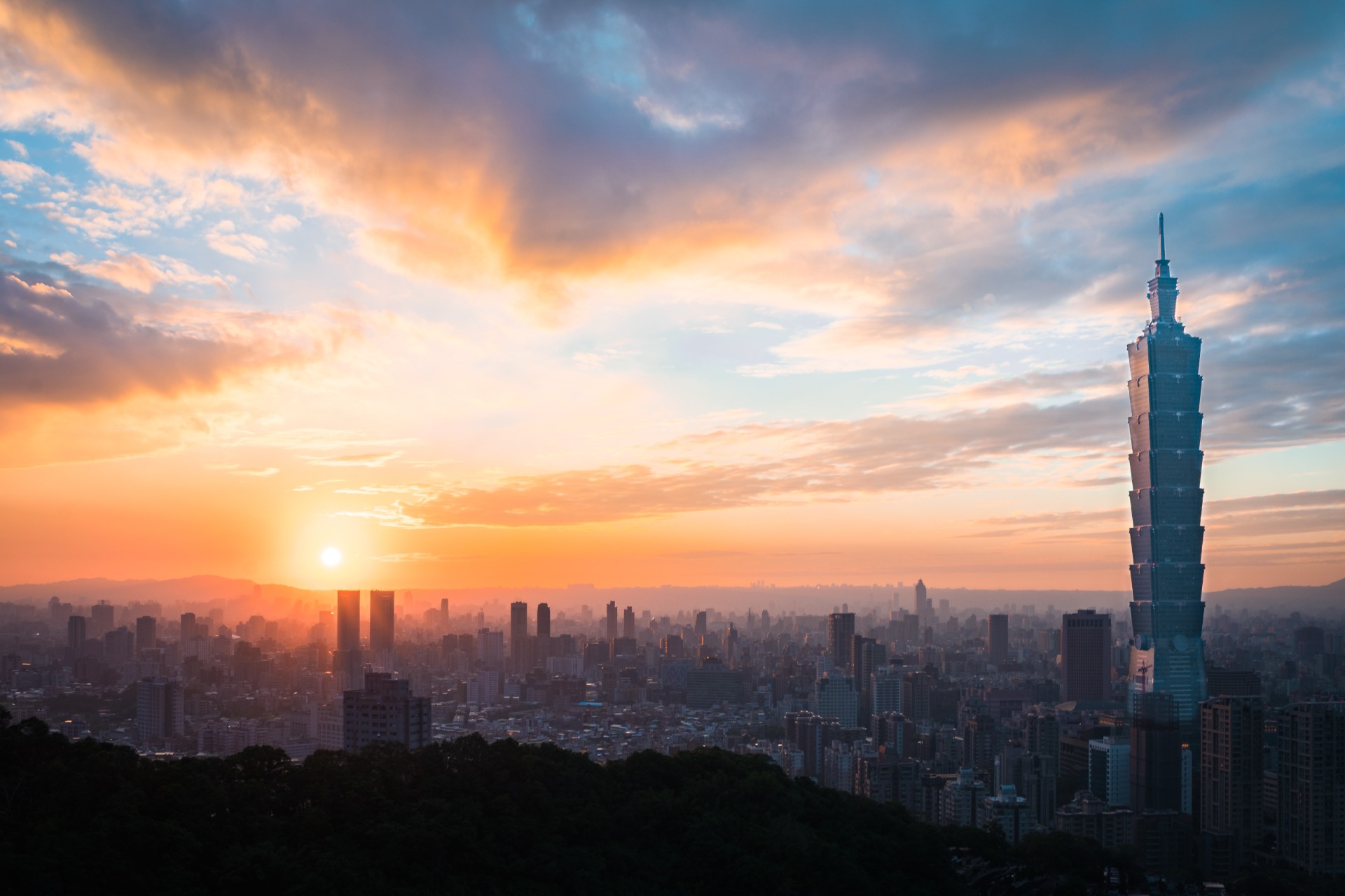 (imagem: centro de Taipei por Jack Brind em Unsplash)