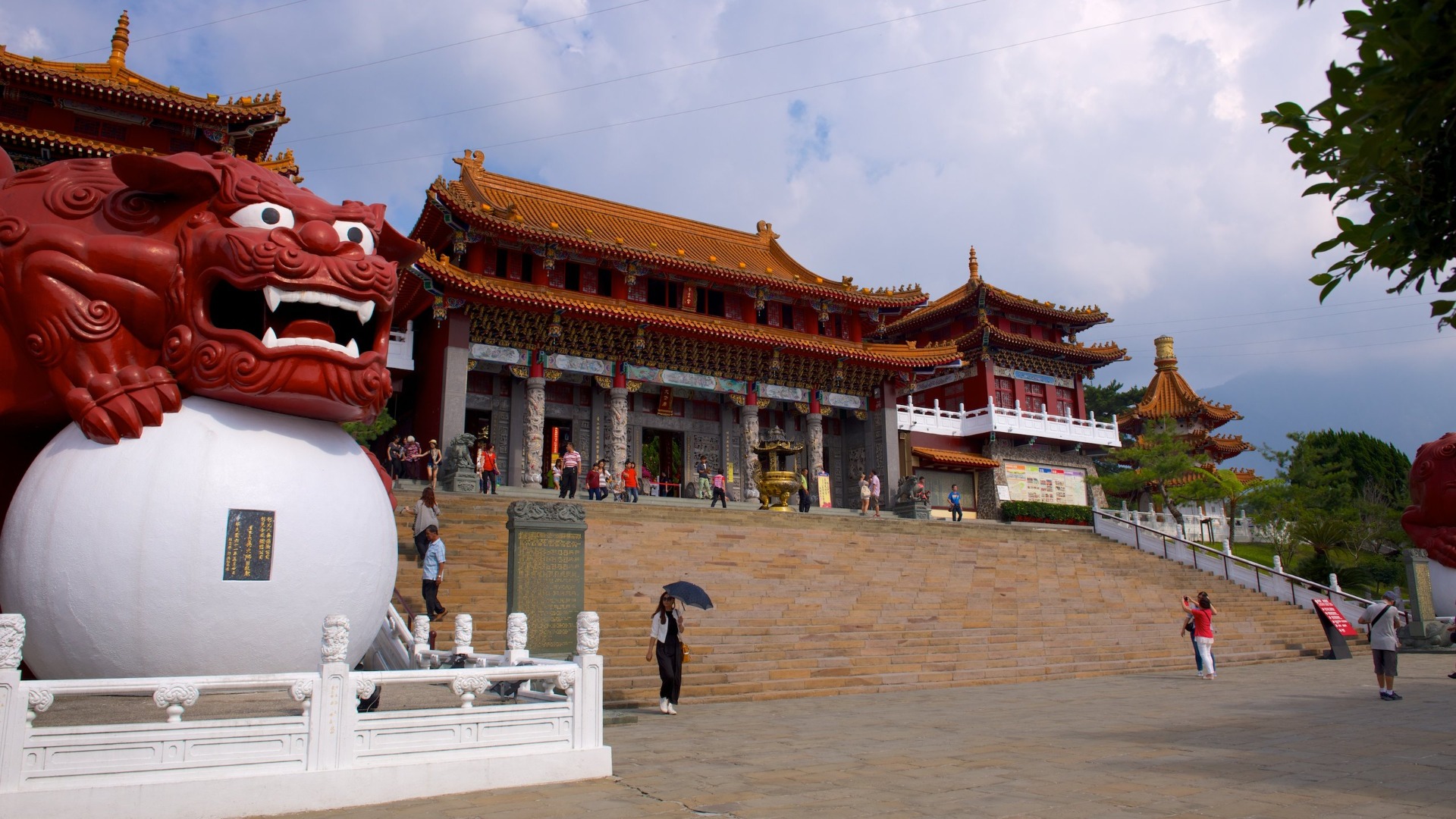 (imagem: Templo Sun Moon Lake Wen Wu/reprodução/expedia)